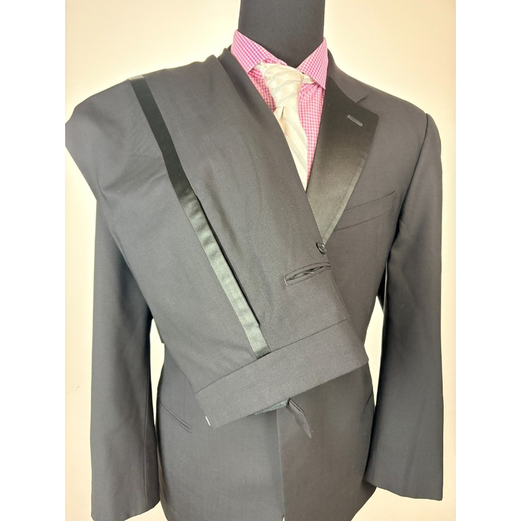 Recent Armani Collezioni Modern 1-Button Tuxedo Suit 44 R E54